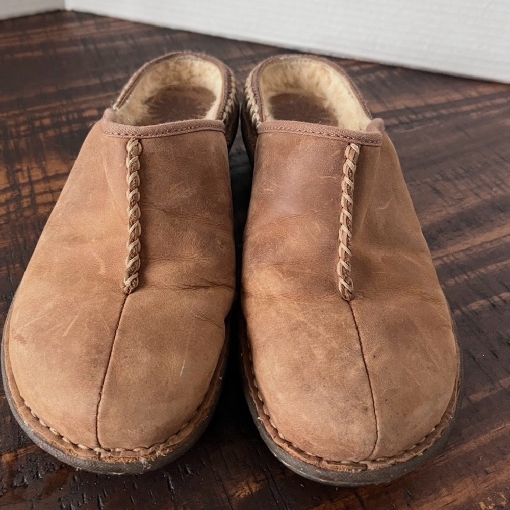 Ugg: Women’s UGG Slip On Brown Leather Clogs w/ Sheep Skin Lining Size 7